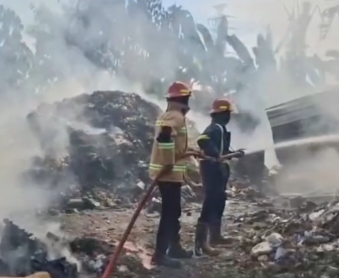 Bekasi - Petugas Disdamkarmat saat melakukan pemadaman api yang membakar gudang penampungan limbah di Kampung Jarakosta, Desa Sukadanau, Kecamatan Cikarang Barat, Kabupaten Bekasi, Selasa (16/6/2026). Foto: Ist/Gobekasi.id.
