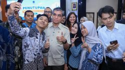 Bekasi - Menteri Ketenagakerjaan, Yassierli, bersama dengan peserta MagangHub Batch III. Foto: Ist/Gobekasi.id.