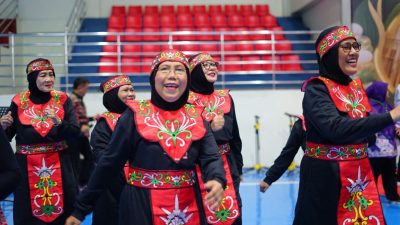 Bekasi - Warga lanjut usia (lansia) di Kota Bekasi yang memadati panggung ajang Perayaan sekaligus Lomba Kreasi Lansia yang digelar meriah pada Kamis (18/6/2026). Foto: Ist/Gobekasi.id.