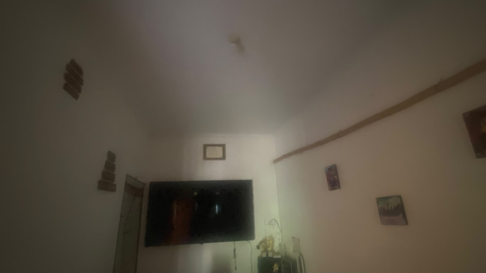 Bekasi - Kondisi mati lampu rumah warga Bekasi dampak dari pemadaman bergilir oleh PLN UP3 Bekasi. Foto: Gobekasi.id.
