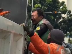 Driver Ojol Asal Bekasi Histeris Motornya Diangkut Dishub di Jakarta Timur