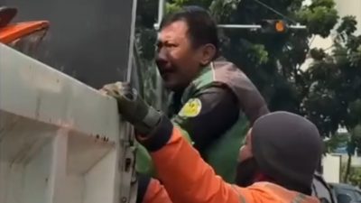 Bekasi - Potret driver Ojol asal Bekasi menaiki kendaraan truk milik Dishub Jakarta Timur pengangkut sepeda motor yang melanggar parkir di bahu jalan. Foto: Ist/Gobekasi.id.