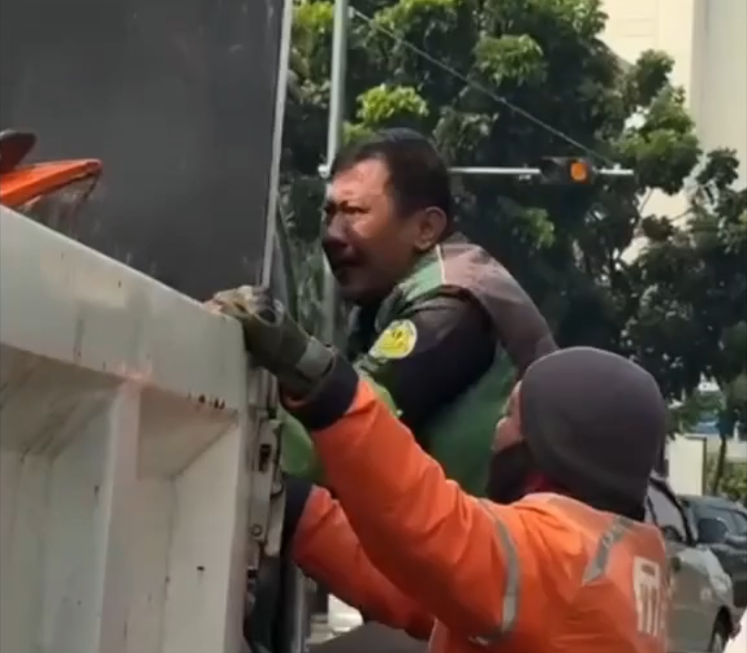 Bekasi - Potret driver Ojol asal Bekasi menaiki kendaraan truk milik Dishub Jakarta Timur pengangkut sepeda motor yang melanggar parkir di bahu jalan. Foto: Ist/Gobekasi.id.