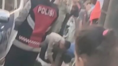 Bekasi - Polres Metro Bekasi Kota saat mengevakuasi jasad remaja yang diduga menjadi korban begal di Cimuning, Mustikajaya, Kota Bekasi, Jumat (19/6/2026). Foto: Ist/Gobekasi.id.
