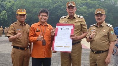 Bekasi - Wali Kota Bekasi Tri Adhianto dan Wakil Wali Kota Bekasi Abdul Harris Bobihoe di Plaza Pemkot Bekasi. Foto: Ist/Gobekasi.id.