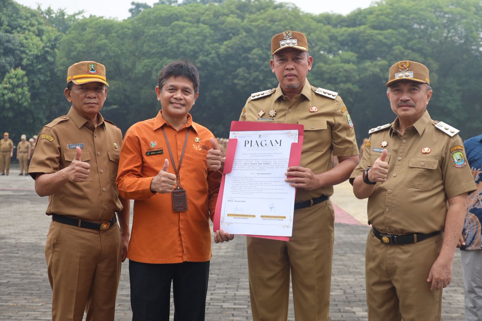 Bekasi - Wali Kota Bekasi Tri Adhianto dan Wakil Wali Kota Bekasi Abdul Harris Bobihoe di Plaza Pemkot Bekasi. Foto: Ist/Gobekasi.id.