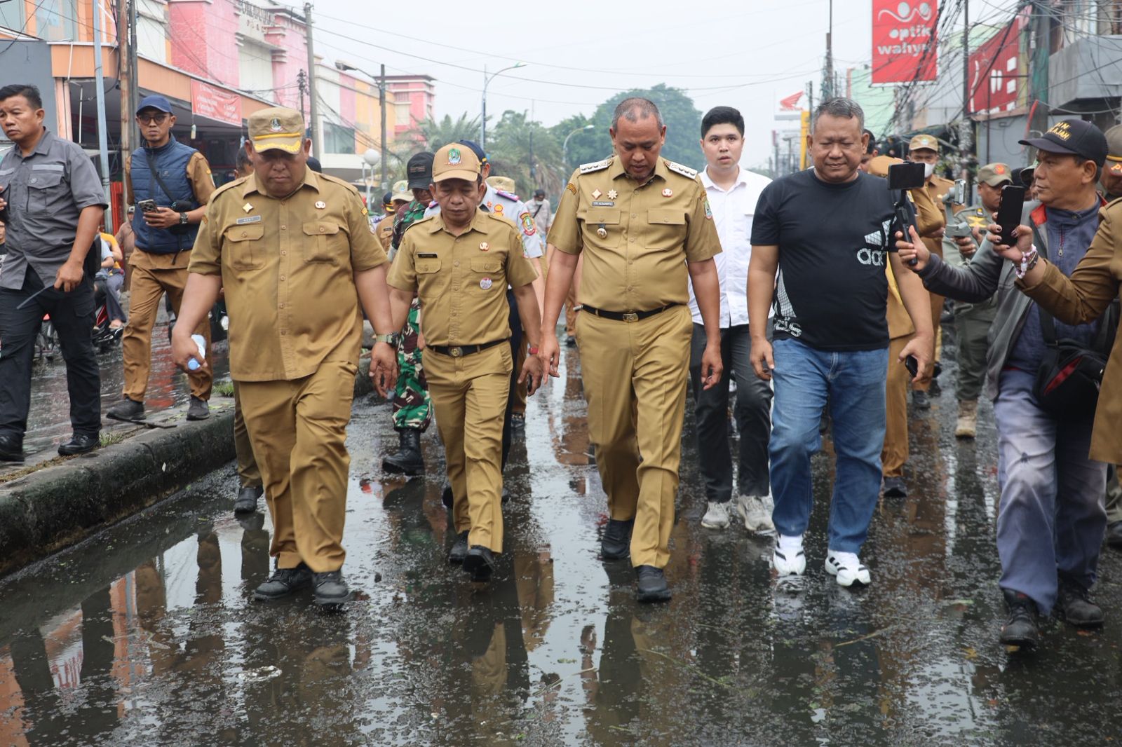 Bekasi - Wali Kota Bekasi, Tri Adhianto bersama rombogan saat meninjau penindakan PKL di Pasar Baru, Jalan Ir. H Juanda, Bekasi Timur, Senin (22/6/2026). Foto: Ist/Gobekasi.id.