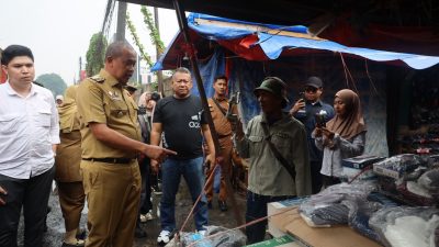 Bekasi - Wali Kota Bekasi, Tri Adhianto berbincang dengan salah satu PKL Pasar Baru dalam kegiatan penertiban, Senin (22/6/2026). Foto: Ist/Gobekasi.id.
