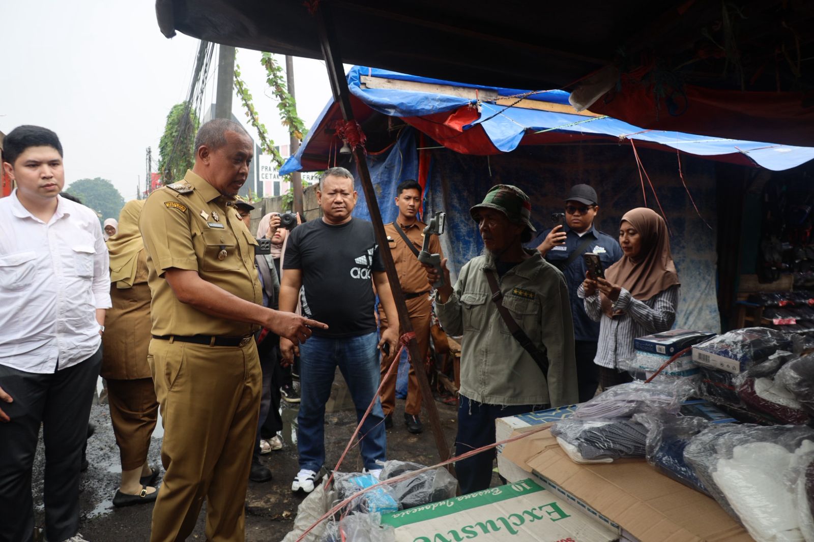 Bekasi - Wali Kota Bekasi, Tri Adhianto berbincang dengan salah satu PKL Pasar Baru dalam kegiatan penertiban, Senin (22/6/2026). Foto: Ist/Gobekasi.id.