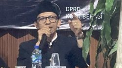 Bekasi - Aktivis senior Kota Bekasi, Adhyp Glank dalam Diskusi Publik “Penggusuran Tanpa Solusi Rakyat Kecil Bukan Sampah Kota” yang diselenggarakan Forum Komunikasi Intelektual Muda Indonesia (Forkim) pada Senin (22/6/2024) malam di Sekretariat Jalan Chairil Anwar, Bekasi Timur. Foto: Gobekasi.id.