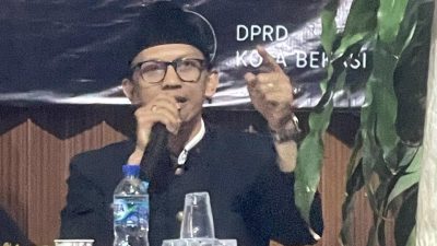 Bekasi - Aktivis senior Kota Bekasi, Adhyp Glank dalam Diskusi Publik “Penggusuran Tanpa Solusi Rakyat Kecil Bukan Sampah Kota” yang diselenggarakan Forum Komunikasi Intelektual Muda Indonesia (Forkim) pada Senin (22/6/2024) malam di Sekretariat Jalan Chairil Anwar, Bekasi Timur. Foto: Gobekasi.id.