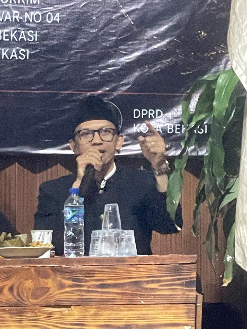 Bekasi - Aktivis senior Kota Bekasi, Adhyp Glank dalam Diskusi Publik “Penggusuran Tanpa Solusi Rakyat Kecil Bukan Sampah Kota” yang diselenggarakan Forum Komunikasi Intelektual Muda Indonesia (Forkim) pada Senin (22/6/2024) malam di Sekretariat Jalan Chairil Anwar, Bekasi Timur. Foto: Gobekasi.id.