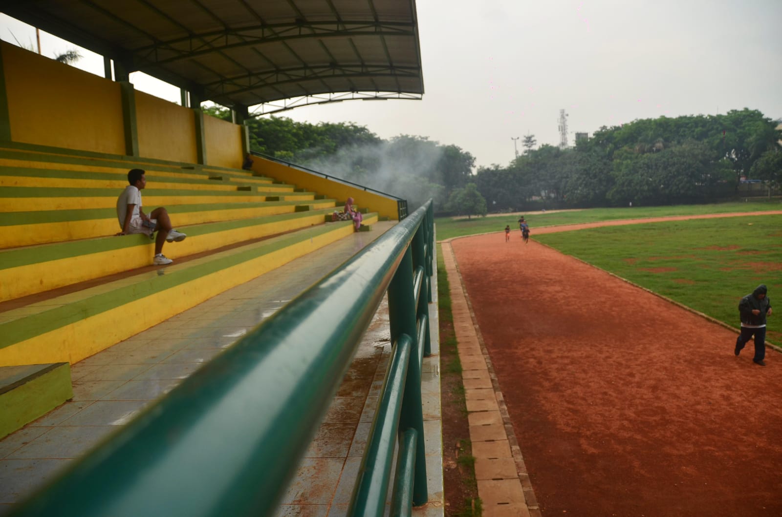 Bekasi - Warga Bekasi saat sedang memakai fasilitas Lapangan Multiguna Bekasi Timur. Foto Septian/Gobekasi.id.