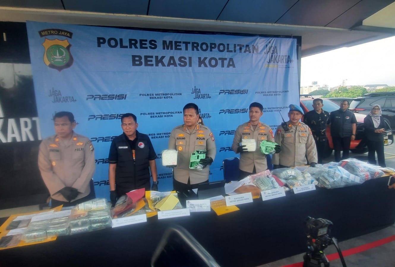Bekasi - Kapolres Metro Bekasi Kota, Kombes Pol Kusumo Wahyu Bintoro alam konferensi pers pengungkapan pengedaran narkotika di wilayah hukumnya, Selasa (23/6/2026). Foto: Septian/Gobekasi.id.
