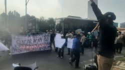 Bekasi - Aksi mahasiswa menyoroti kondisi ekonomi yang sulit dan kenaikan honor pegawai. Foto: Septian/Gobekasi.id.