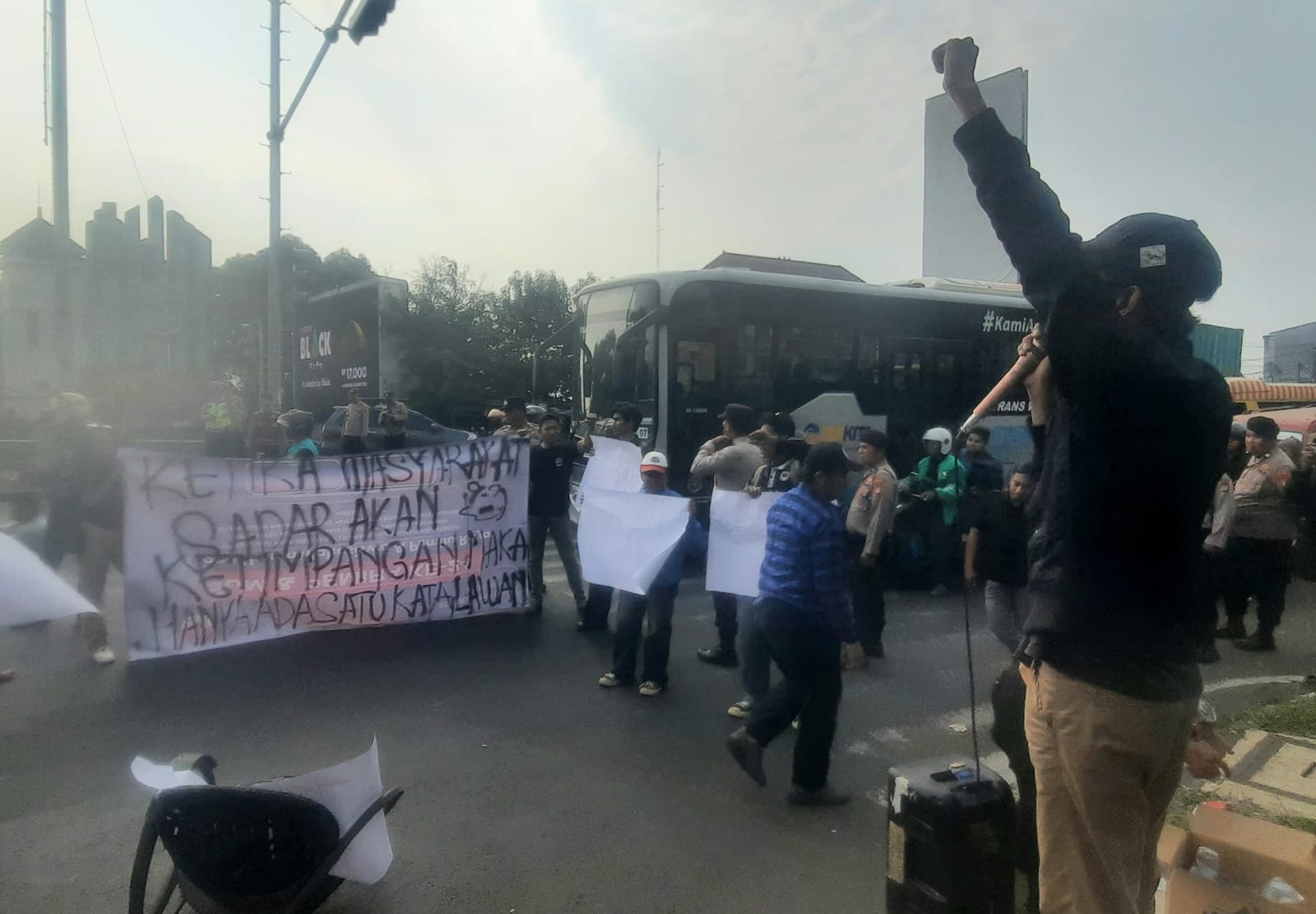 Bekasi - Aksi mahasiswa menyoroti kondisi ekonomi yang sulit dan kenaikan honor pegawai. Foto: Septian/Gobekasi.id.