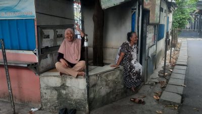 Bekasi - Pedagang Mie Ayam yang menjadi korban jambret di Kranji, Bekasi Barat, Kota Bekasi. Foto: Septian/Gobekasi.id.