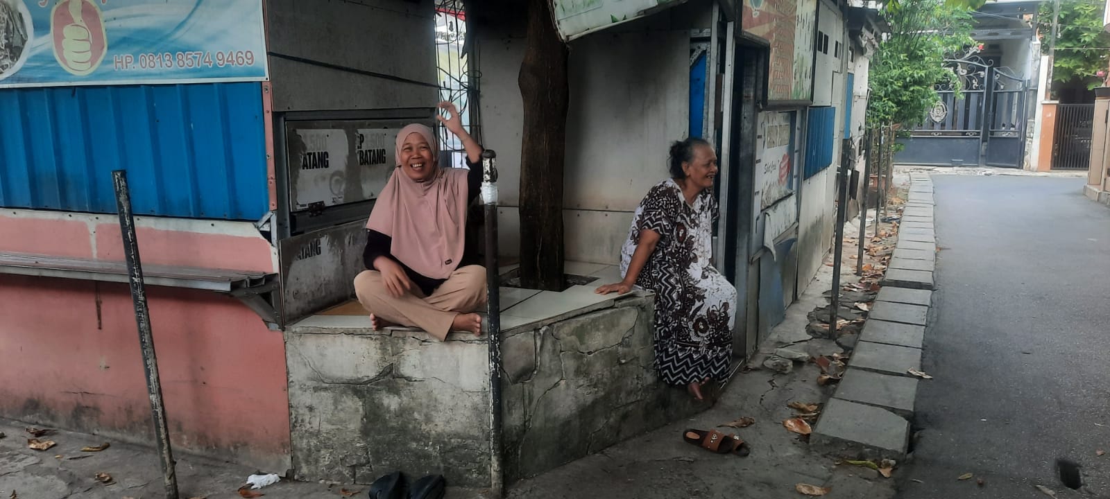 Bekasi - Pedagang Mie Ayam yang menjadi korban jambret di Kranji, Bekasi Barat, Kota Bekasi. Foto: Septian/Gobekasi.id.