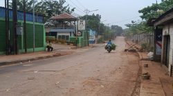 Bekasi - Debu yang beterbangan di sepanjang Jalan Pangkalan 5, Kelurahan Cikiwul, disebut memicu gangguan kesehatan hingga mengganggu aktivitas sehari-hari. Foto: Septian/Gobekasi.id.