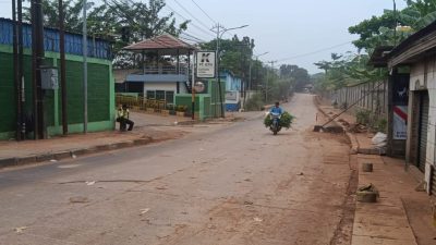 Bekasi - Debu yang beterbangan di sepanjang Jalan Pangkalan 5, Kelurahan Cikiwul, disebut memicu gangguan kesehatan hingga mengganggu aktivitas sehari-hari. Foto: Septian/Gobekasi.id.