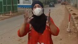 Bekasi - Warga Bantargebang mengeluhkan debu dampak proyek PSEL yang mengakibatkan sesak nafas hingga batuk-batuk. Foto: Ist/Gobekasi.id.