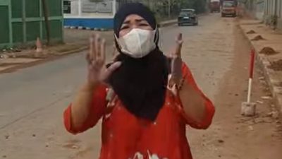 Bekasi - Warga Bantargebang mengeluhkan debu dampak proyek PSEL yang mengakibatkan sesak nafas hingga batuk-batuk. Foto: Ist/Gobekasi.id.