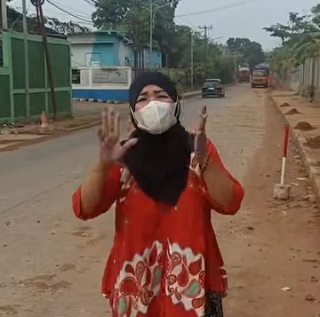 Bekasi - Warga Bantargebang mengeluhkan debu dampak proyek PSEL yang mengakibatkan sesak nafas hingga batuk-batuk. Foto: Ist/Gobekasi.id.