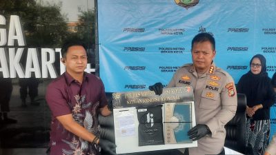 Bekasi - Kapolres Metro Bekasi Kota, Kombes Pol Kusumo Wahyu Bintoro, saat menggelar konferesi pers kasus penipuan dan penggelapan bermodus pemesanan sarung yang merugikan seorang pedagang hingga Rp43 juta. Foto: Septian/Gobekasi.id.
