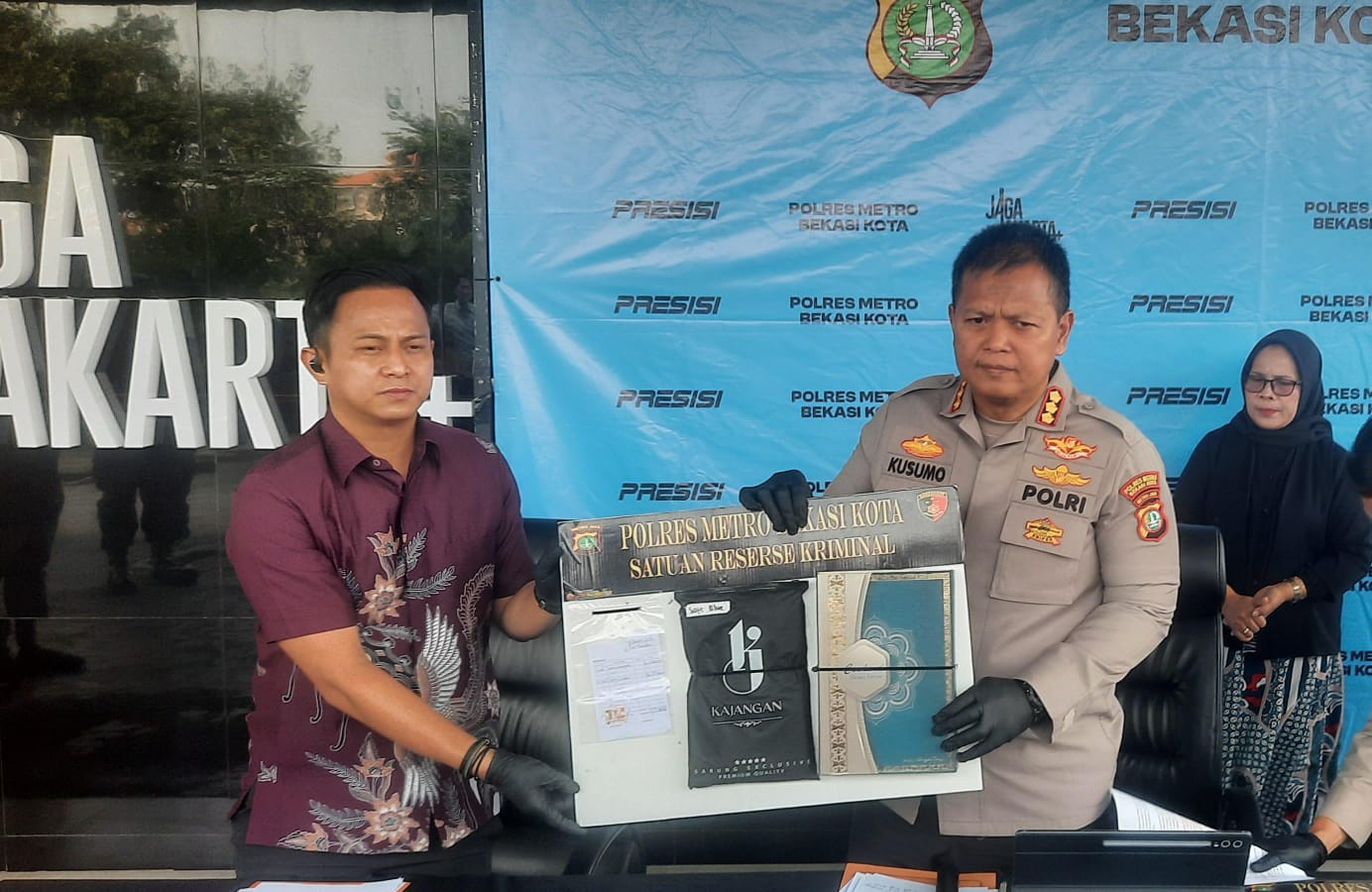 Bekasi - Kapolres Metro Bekasi Kota, Kombes Pol Kusumo Wahyu Bintoro, saat menggelar konferesi pers kasus penipuan dan penggelapan bermodus pemesanan sarung yang merugikan seorang pedagang hingga Rp43 juta. Foto: Septian/Gobekasi.id.