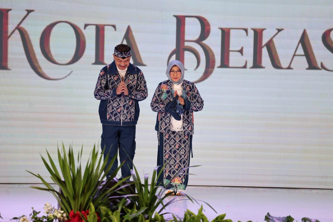 Bekasi - Wakil Wali Kota Bekasi, Abdul Harris Bobihoe, didampingi Sekretaris TP PKK Kota Bekasi, Wuri Handayani dalam ajang Anugerah Fashion Show Pekan Kerajinan Jawa Barat (PKJB) 2026 se-Jawa Barat. Foto: Ist/Gobekasi.id.
