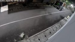 Bekasi - Tangkapan layar CCTV pria berjaket ojol yang mengaku menjadi polisi merampas motor milik remaja wanita di Bekasi Barat. Foto: Ist/Gobekasi.id.
