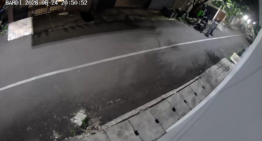 Bekasi - Tangkapan layar CCTV pria berjaket ojol yang mengaku menjadi polisi merampas motor milik remaja wanita di Bekasi Barat. Foto: Ist/Gobekasi.id.