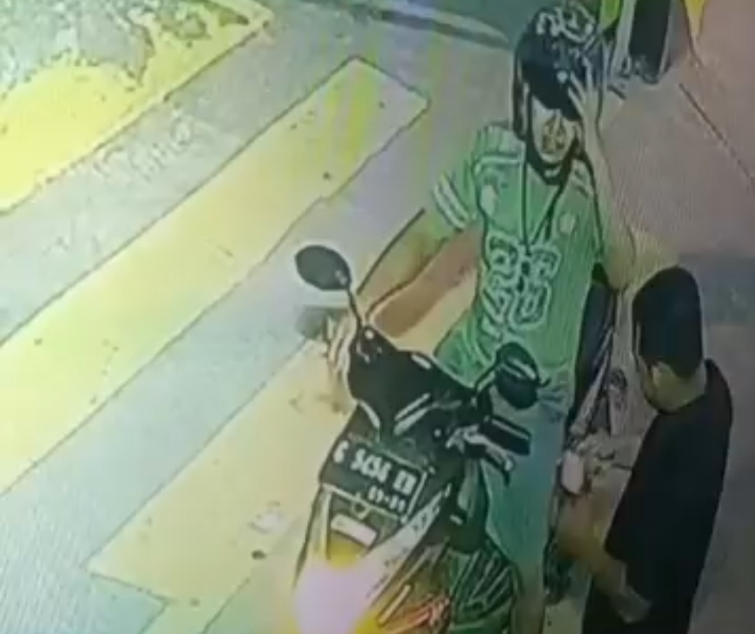 Bekasi - Tampang pelaku yang membawa kabur motor hingga barang berharga karyawan gudang Shopee Bekasi. Foto: Ist/Gobekasi.id.