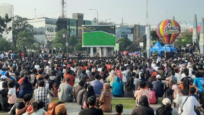 Bekasi - Ribuan warga memadati area Plaza Patriot Candrabhaga menimkati suguhan nonton bareng Piala Dunia dalam suasana CFD, Minggu (28/6/2026). Foto: Septian/Gobekasi.id.