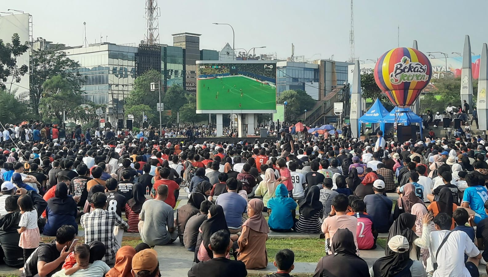 Bekasi - Ribuan warga memadati area Plaza Patriot Candrabhaga menimkati suguhan nonton bareng Piala Dunia dalam suasana CFD, Minggu (28/6/2026). Foto: Septian/Gobekasi.id.