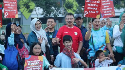 Bekasi - Wakil Wali Kota Bekasi, Abdul Harris Bobihoe, saat menyapa komunitas difabel di area Car Free Day (CFD) Jalan Ahmad Yani, Kota Bekasi, Minggu (28/6/2026). Foto: Ist/Gobekasi.id.