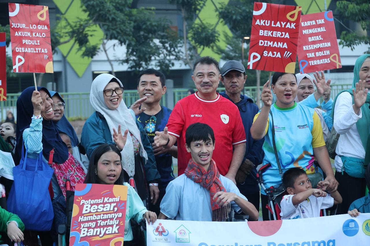 Bekasi - Wakil Wali Kota Bekasi, Abdul Harris Bobihoe, saat menyapa komunitas difabel di area Car Free Day (CFD) Jalan Ahmad Yani, Kota Bekasi, Minggu (28/6/2026). Foto: Ist/Gobekasi.id.