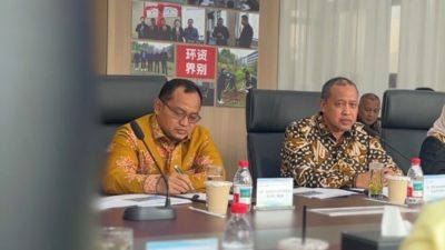 Bekasi - Wali Kota Bekasi, Tri Adhianto dan Ketua DPRD Kota Bekasi Sardi Effendi dalam forum perundingan kerjasama Pembangkit Listrik Tenaga Sampah (PLTSa) milik Wangneng Environment Co., Ltd. di Huzhou, China. Foto: Ist/Gobekasi.id.