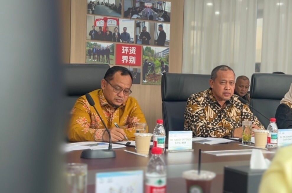 Bekasi - Wali Kota Bekasi, Tri Adhianto dan Ketua DPRD Kota Bekasi Sardi Effendi dalam forum perundingan kerjasama Pembangkit Listrik Tenaga Sampah (PLTSa) milik Wangneng Environment Co., Ltd. di Huzhou, China. Foto: Ist/Gobekasi.id.