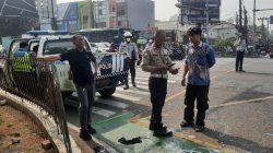 Bekasi - Petugas Satlantas Polres Metro Bekasi Kota saat melakukan olah TKP di simpang Unisma, Senin (29/6/2026). Foto: Septian/Gobekasi.id.