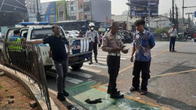 Bekasi - Petugas Satlantas Polres Metro Bekasi Kota saat melakukan olah TKP di simpang Unisma, Senin (29/6/2026). Foto: Septian/Gobekasi.id.