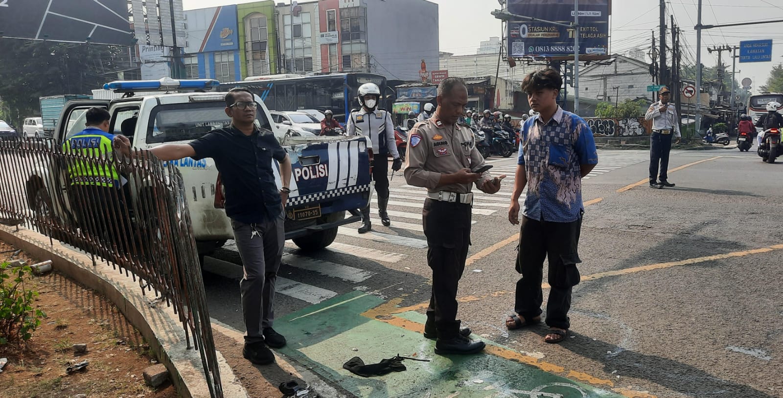 Bekasi - Petugas Satlantas Polres Metro Bekasi Kota saat melakukan olah TKP di simpang Unisma, Senin (29/6/2026). Foto: Septian/Gobekasi.id.