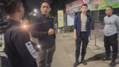 Bekasi - Polisi saat melakukan olah TKP pasca insiden pembacokan begal hingga menyebabkan pemotor tewas di Gang Bitung, Kampung Sawah, Kecamatan Jatisampurna, Kota Bekasi, pada Sabtu (27/6/2026) dini hari.