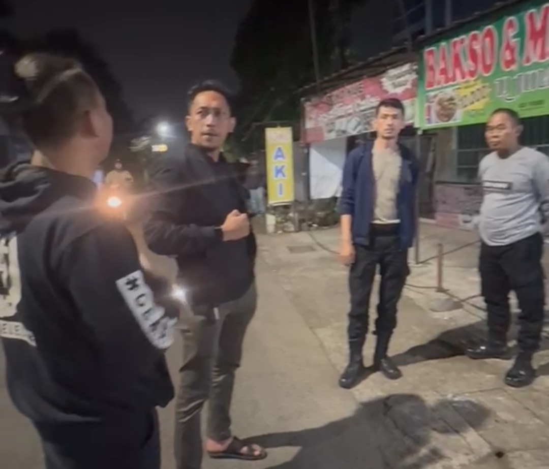 Bekasi - Polisi saat melakukan olah TKP pasca insiden pembacokan begal hingga menyebabkan pemotor tewas di Gang Bitung, Kampung Sawah, Kecamatan Jatisampurna, Kota Bekasi, pada Sabtu (27/6/2026) dini hari.