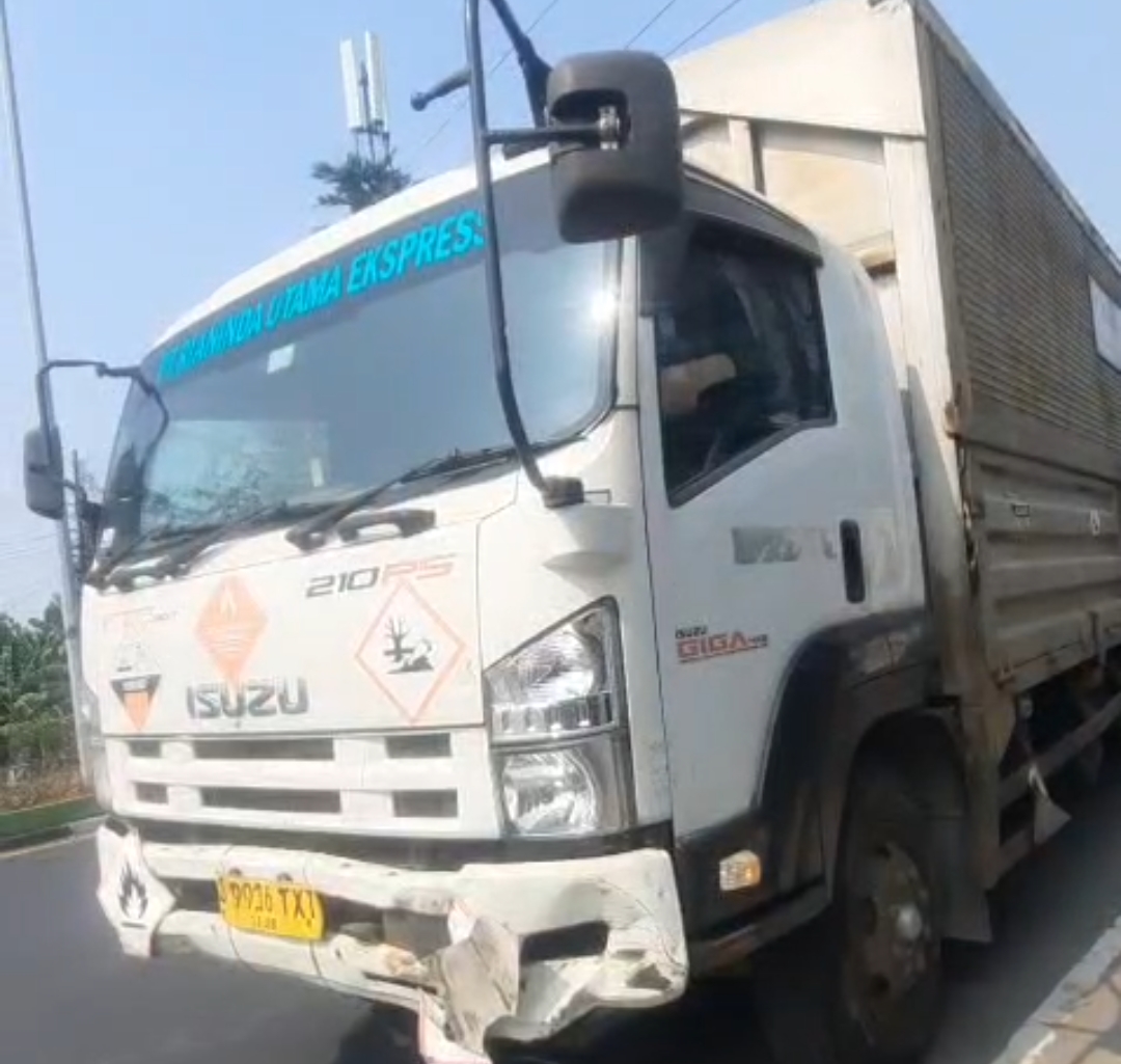 Bekasi - Truk boks maut yang menabrak sejumlah pemotor di simpang Unisma Bekasi, Senin (29/6/2026). Foto: Septian/Gobekasi.id.