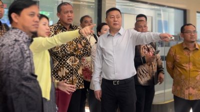Bekasi - Wali Kota Bekasi Tri Adhianto bersama jajaran DPRD saat membangun kesepakatan dengan manajemen Wangneng Environment di Huzhou, China, Senin (29/6/2026).