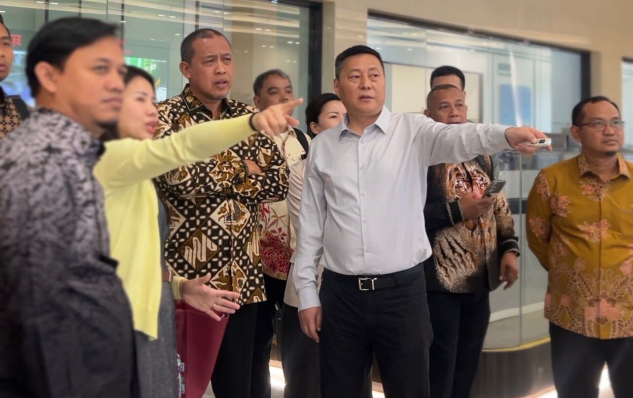 Bekasi - Wali Kota Bekasi Tri Adhianto bersama jajaran DPRD saat membangun kesepakatan dengan manajemen Wangneng Environment di Huzhou, China, Senin (29/6/2026).