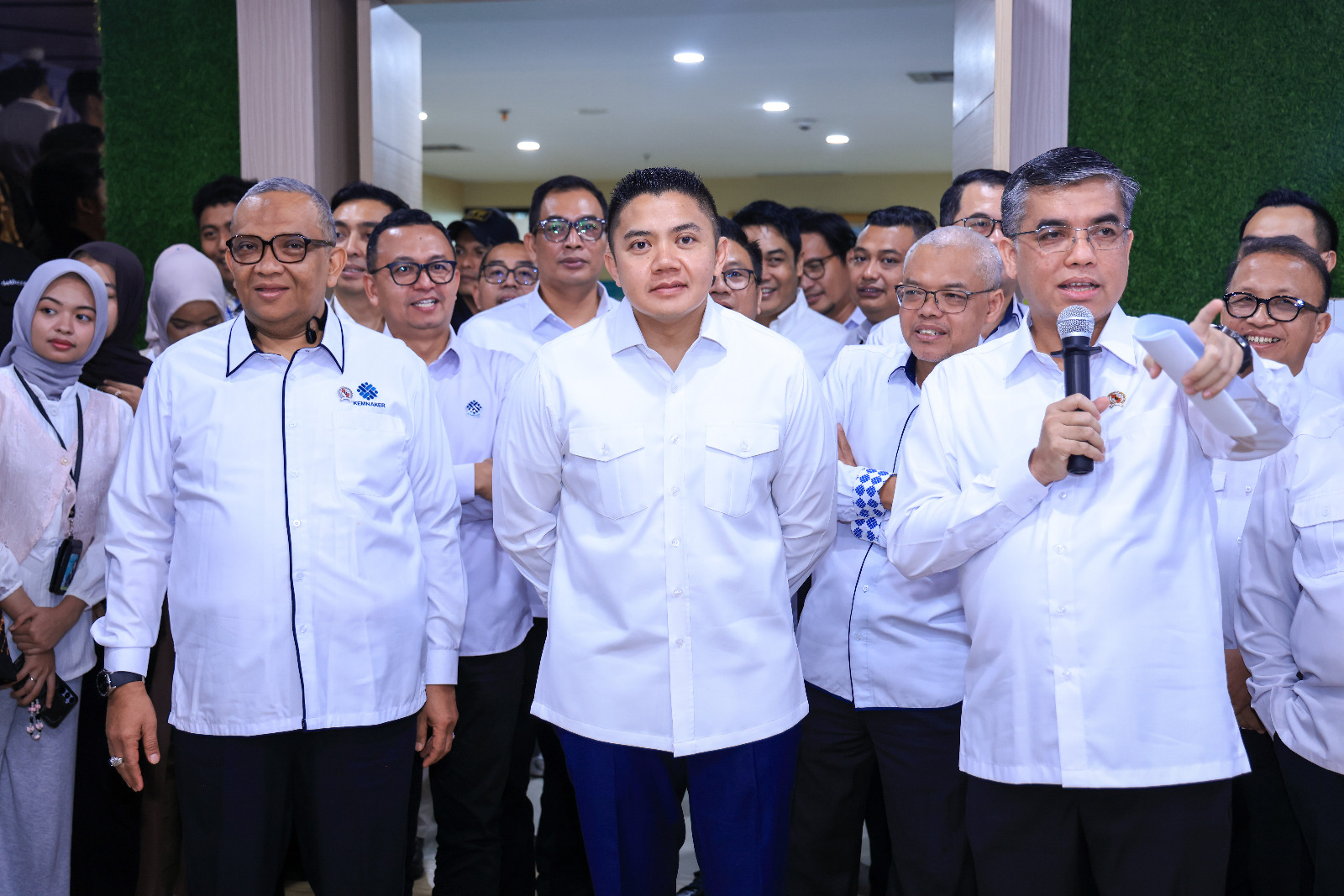 Bekasi - Menteri Ketenagakerjaan Yassierli bersama Sekretaris Kabinet (Seskab) Teddy Indra Wijaya meluncurkan Program Pemagangan Nasional (MagangHub) Angkatan II Tahun 2026 di Jakarta, Senin (29/6/2026). Foto: Ist/Gobekasi.id.
