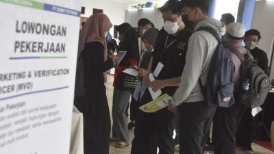 Bekasi - Para pencari kerja di Bekasi mengikuti program Job Fair. Foto: Septian/Gobekasi.id.