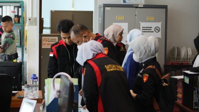 Bekasi - Penyidik Kejari Kota Bekasi menggeledah Kantor Disdagperin dan menyta dokumen kasus dugaan korupsi MCK Bantargebang. Foto: Ist/Gobekasi.id.